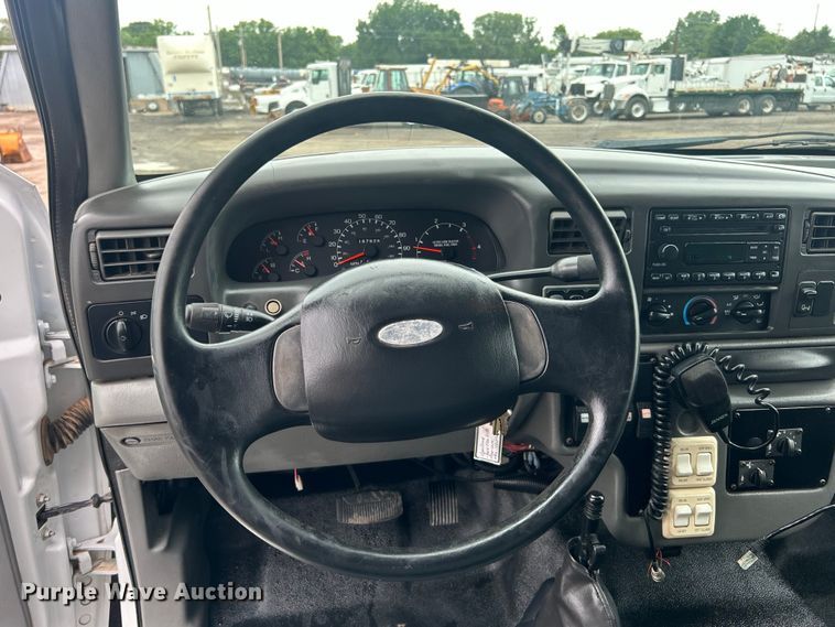 image for item EG0689 2009 Ford F650 Super Duty  shuttle bus