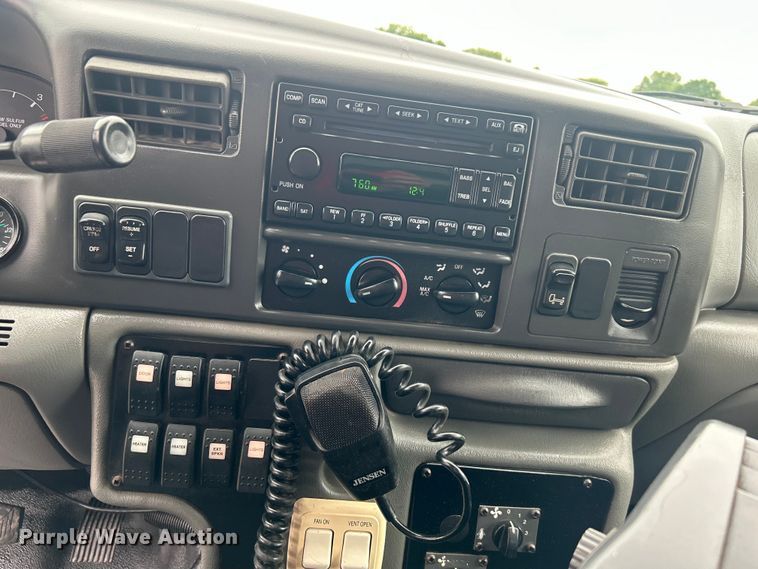 image for item EG0689 2009 Ford F650 Super Duty  shuttle bus