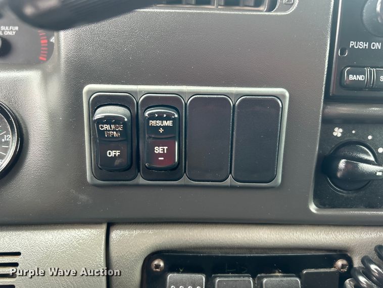 image for item EG0689 2009 Ford F650 Super Duty  shuttle bus