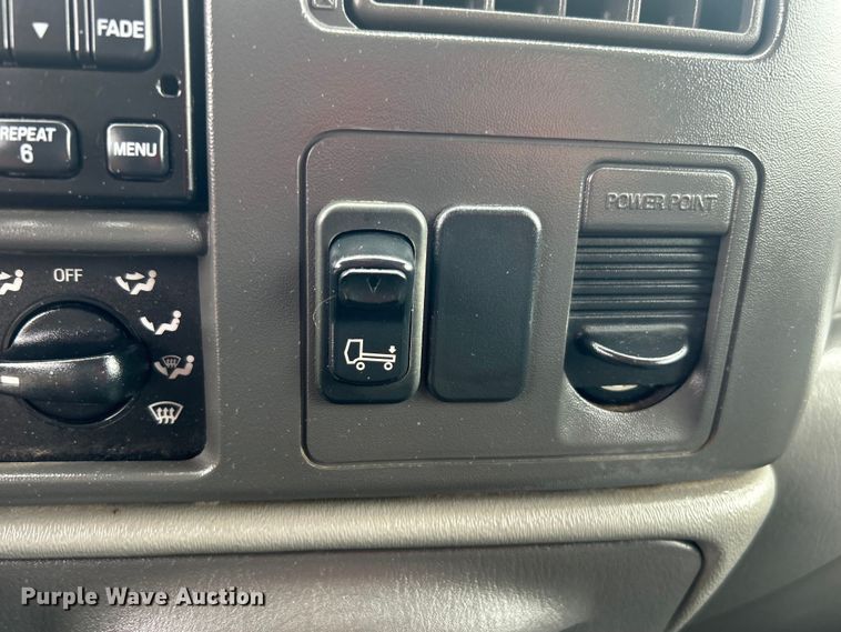 image for item EG0689 2009 Ford F650 Super Duty  shuttle bus