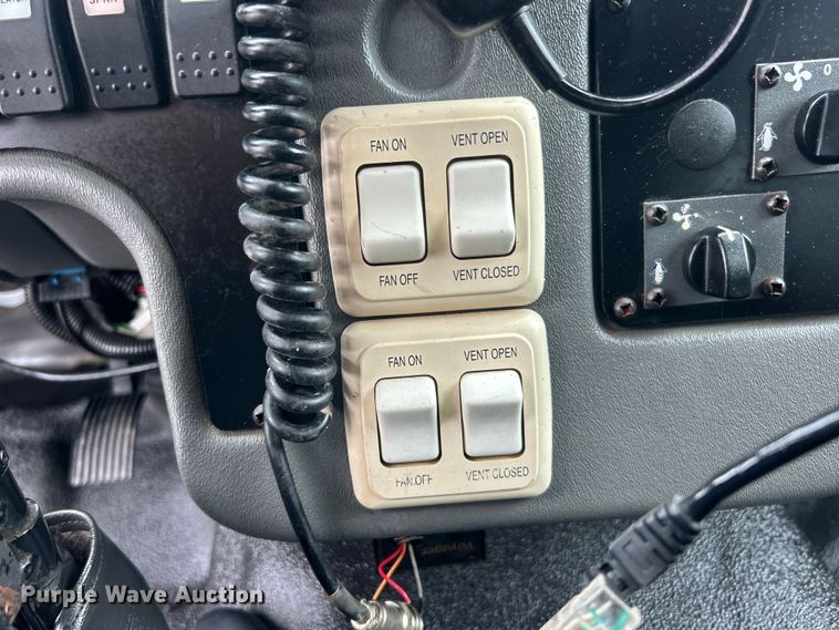 image for item EG0689 2009 Ford F650 Super Duty  shuttle bus