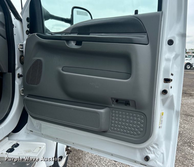 image for item EG0689 2009 Ford F650 Super Duty  shuttle bus