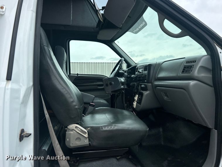 image for item EG0689 2009 Ford F650 Super Duty  shuttle bus