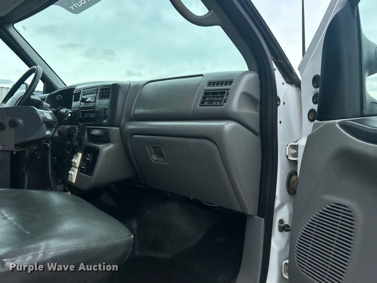 image for item EG0689 2009 Ford F650 Super Duty  shuttle bus