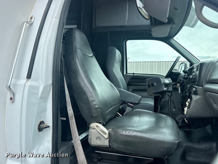 image for item EG0689 2009 Ford F650 Super Duty  shuttle bus