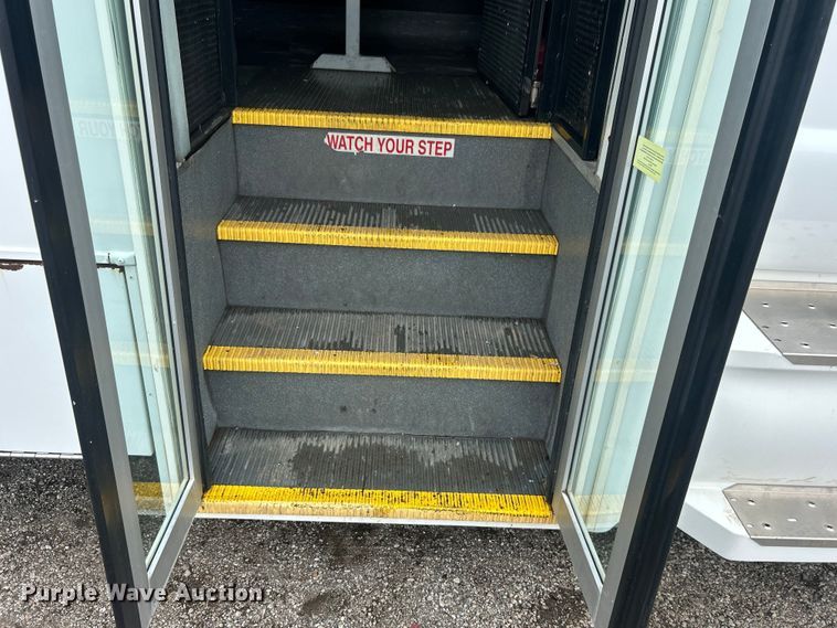 image for item EG0689 2009 Ford F650 Super Duty  shuttle bus