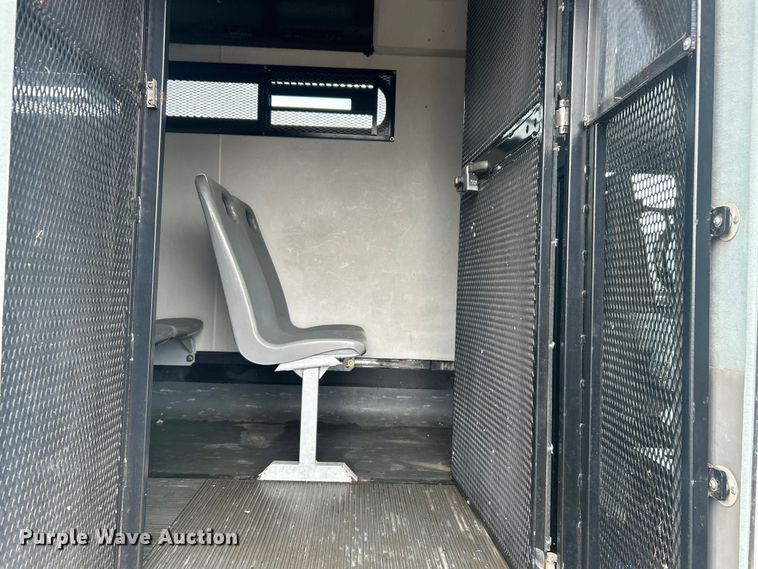 image for item EG0689 2009 Ford F650 Super Duty  shuttle bus