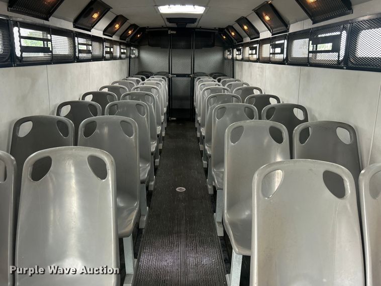 image for item EG0689 2009 Ford F650 Super Duty  shuttle bus