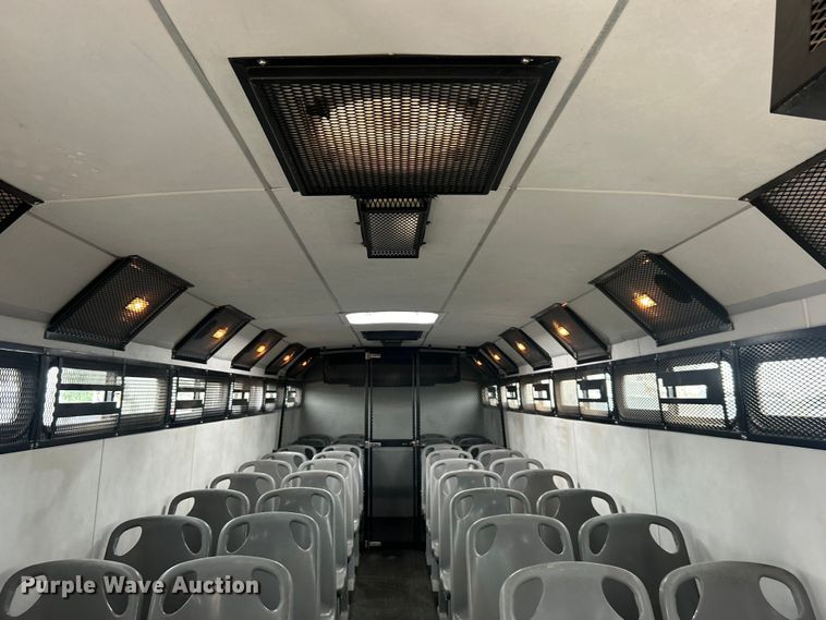 image for item EG0689 2009 Ford F650 Super Duty  shuttle bus