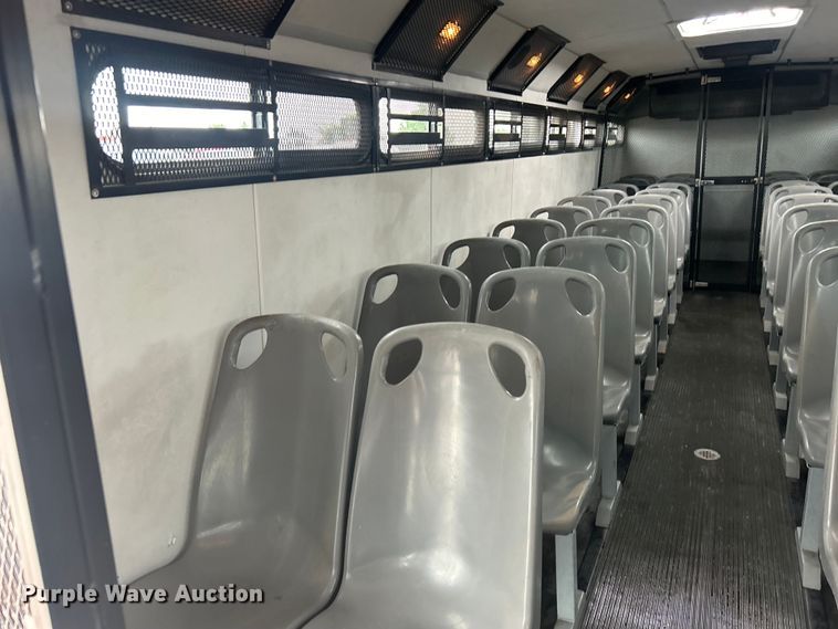 image for item EG0689 2009 Ford F650 Super Duty  shuttle bus