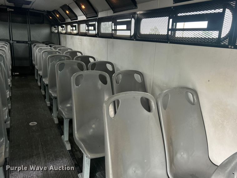 image for item EG0689 2009 Ford F650 Super Duty  shuttle bus