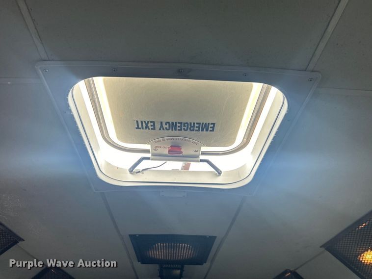 image for item EG0689 2009 Ford F650 Super Duty  shuttle bus