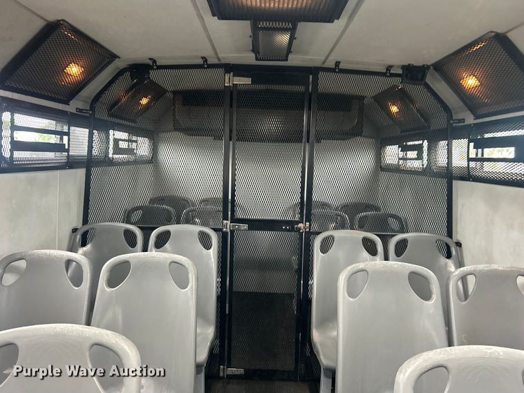 image for item EG0689 2009 Ford F650 Super Duty  shuttle bus