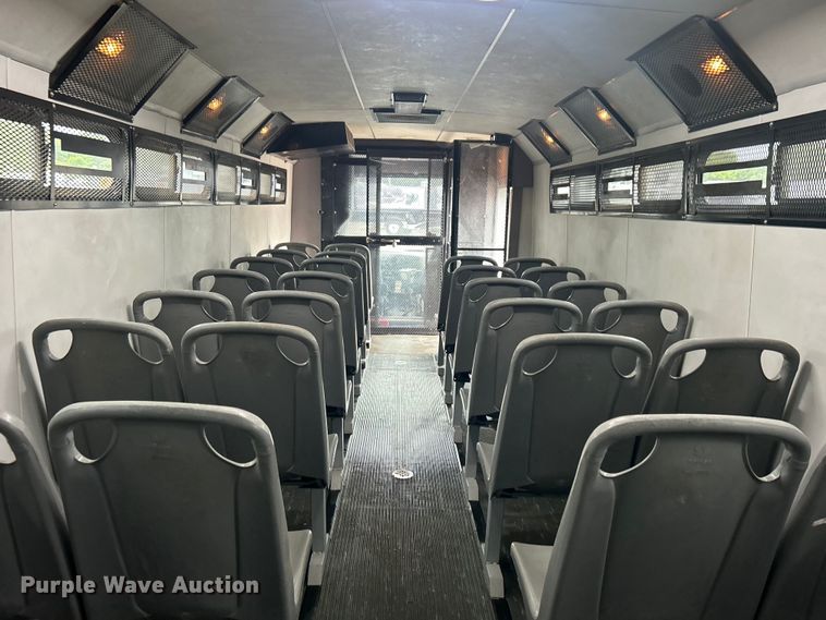 image for item EG0689 2009 Ford F650 Super Duty  shuttle bus