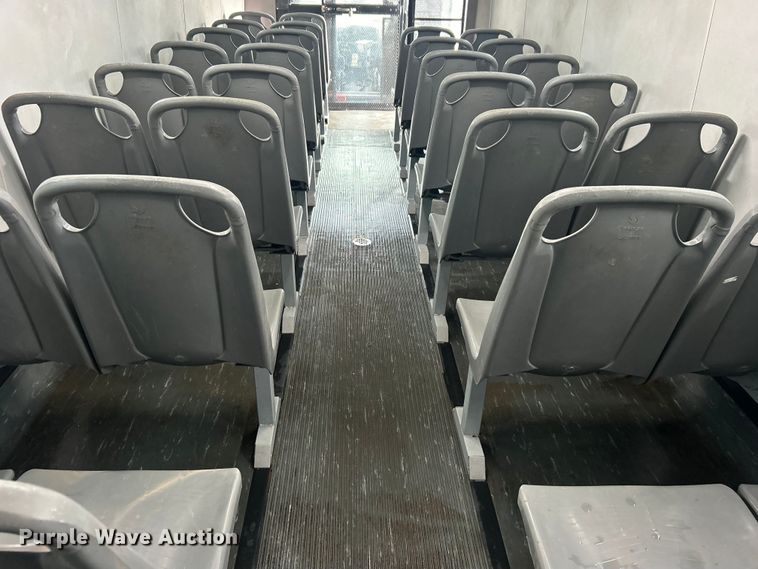 image for item EG0689 2009 Ford F650 Super Duty  shuttle bus