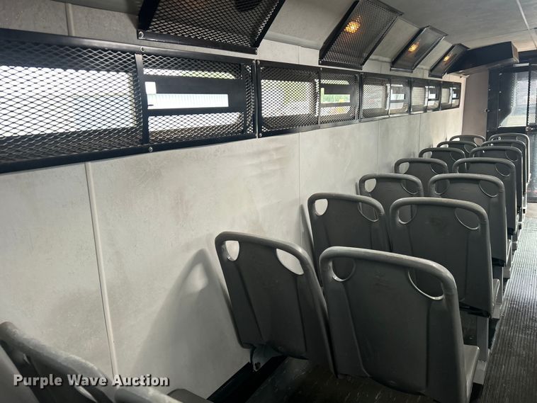 image for item EG0689 2009 Ford F650 Super Duty  shuttle bus