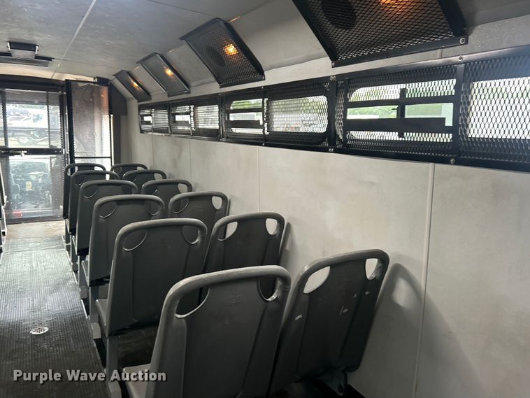 image for item EG0689 2009 Ford F650 Super Duty  shuttle bus