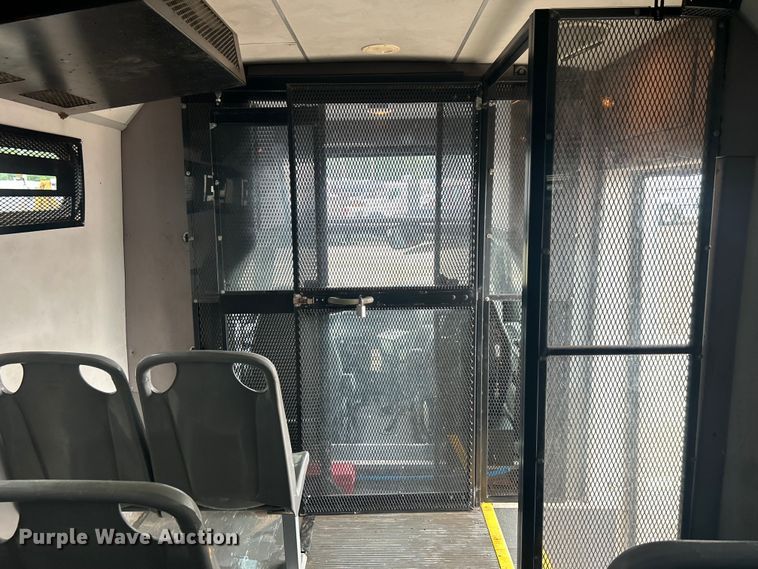 image for item EG0689 2009 Ford F650 Super Duty  shuttle bus