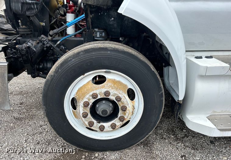 image for item EG0689 2009 Ford F650 Super Duty  shuttle bus