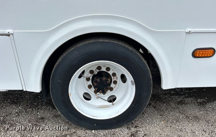 image for item EG0689 2009 Ford F650 Super Duty  shuttle bus