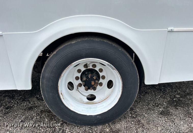 image for item EG0689 2009 Ford F650 Super Duty  shuttle bus