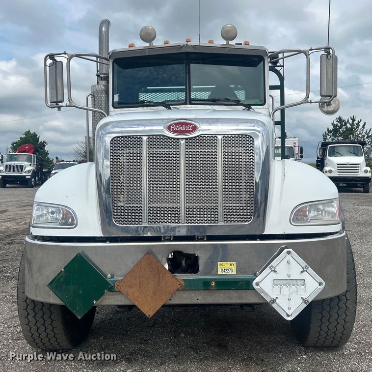 image for item EG0695 2007 Peterbilt  340 flatbed truck