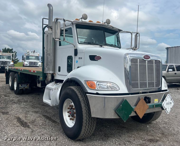 image for item EG0695 2007 Peterbilt  340 flatbed truck