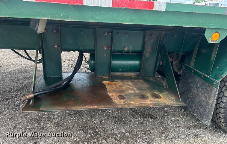 image for item EG0695 2007 Peterbilt  340 flatbed truck