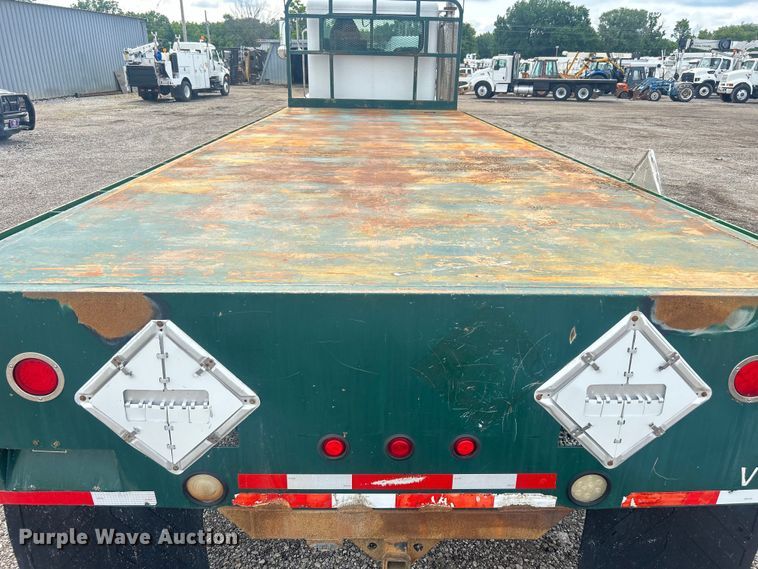 image for item EG0695 2007 Peterbilt  340 flatbed truck