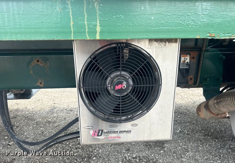 image for item EG0695 2007 Peterbilt  340 flatbed truck