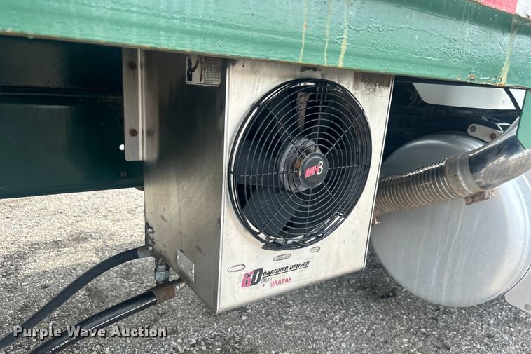 image for item EG0695 2007 Peterbilt  340 flatbed truck