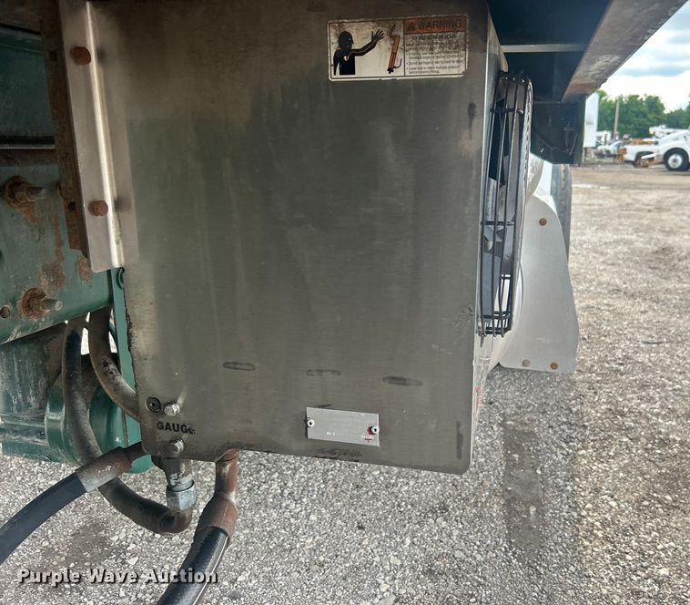 image for item EG0695 2007 Peterbilt  340 flatbed truck