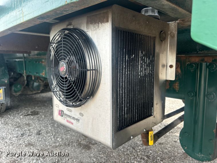 image for item EG0695 2007 Peterbilt  340 flatbed truck