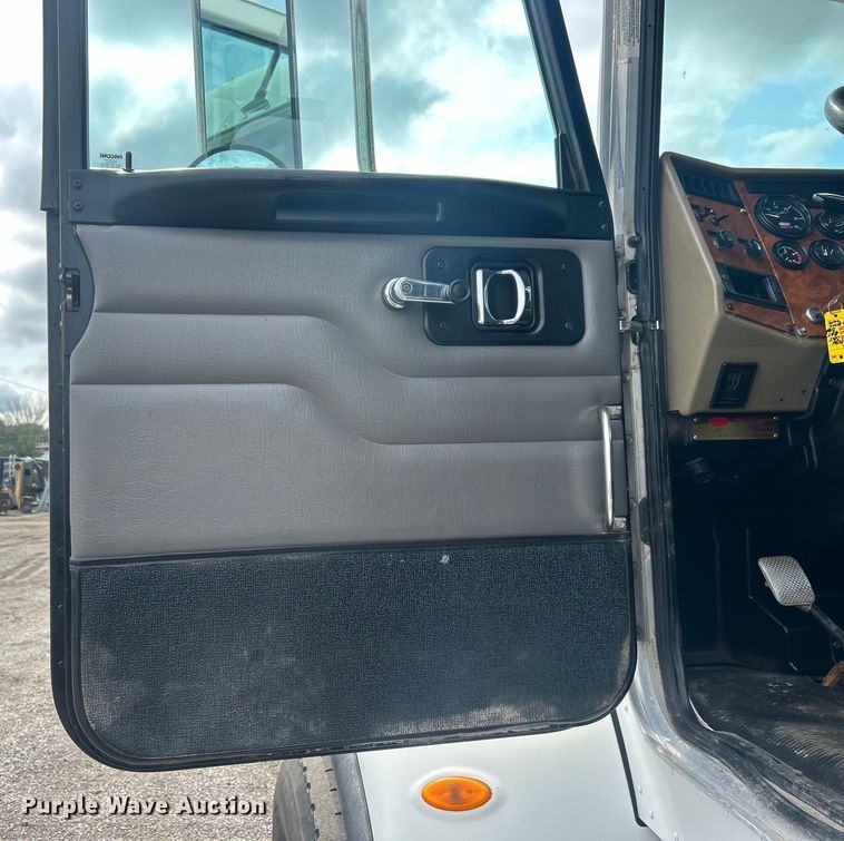 image for item EG0695 2007 Peterbilt  340 flatbed truck