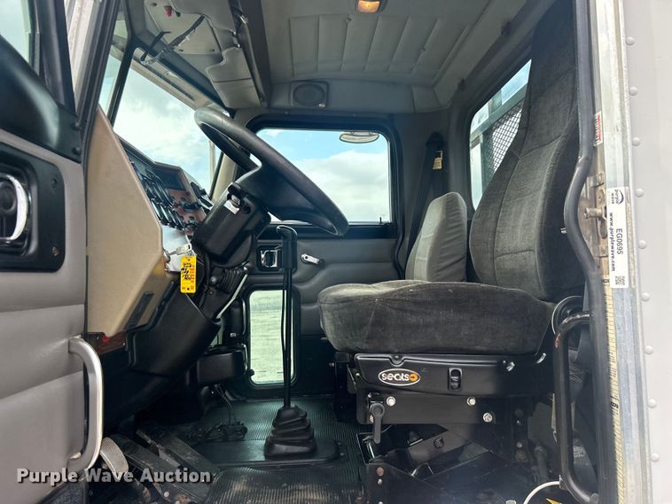 image for item EG0695 2007 Peterbilt  340 flatbed truck