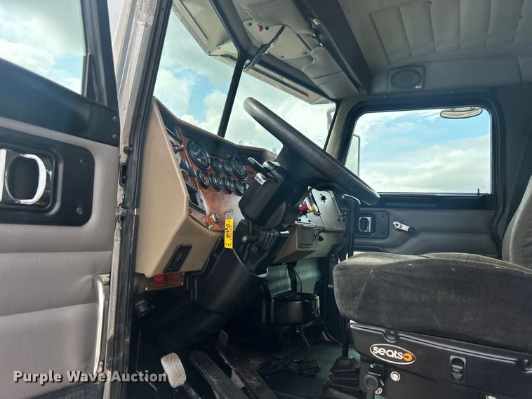 image for item EG0695 2007 Peterbilt  340 flatbed truck