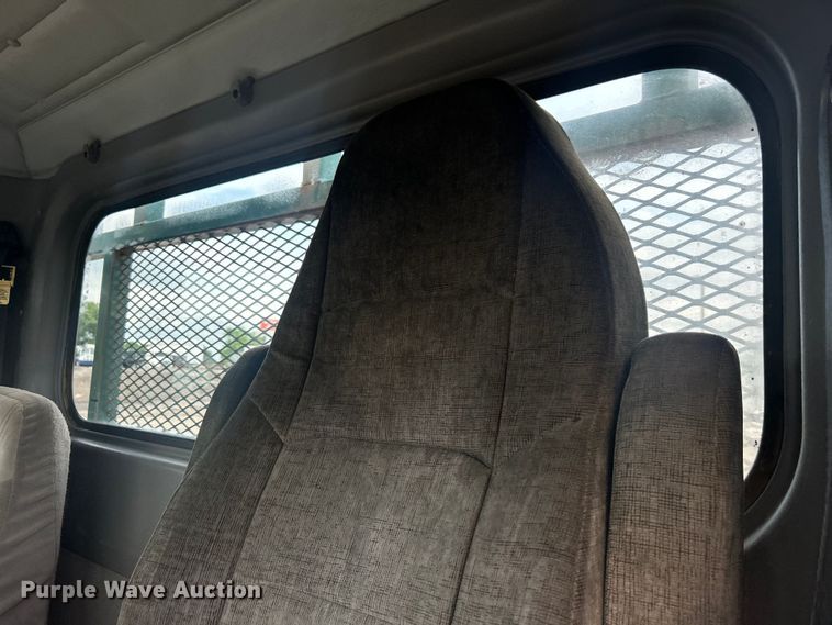 image for item EG0695 2007 Peterbilt  340 flatbed truck