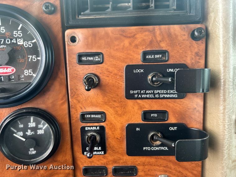 image for item EG0695 2007 Peterbilt  340 flatbed truck