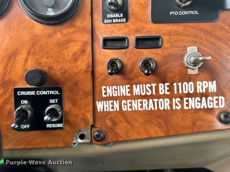 image for item EG0695 2007 Peterbilt  340 flatbed truck