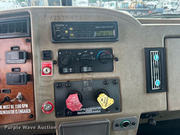 image for item EG0695 2007 Peterbilt  340 flatbed truck