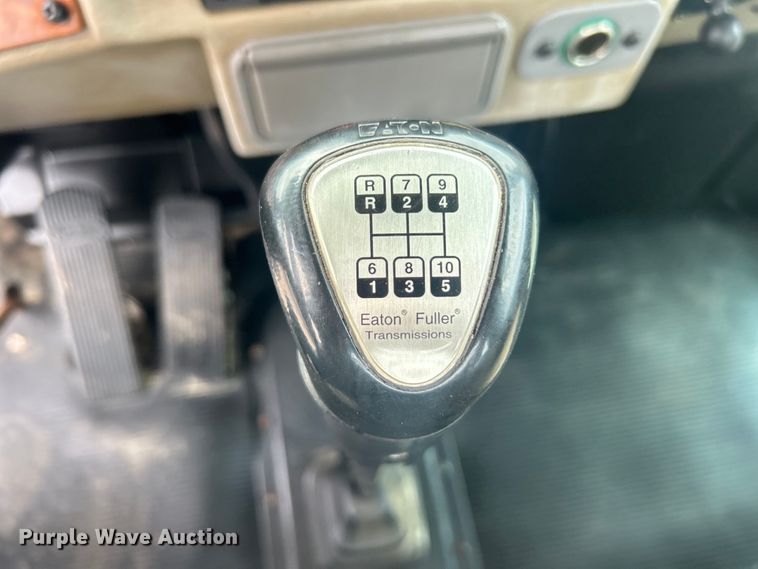 image for item EG0695 2007 Peterbilt  340 flatbed truck