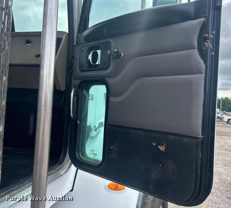 image for item EG0695 2007 Peterbilt  340 flatbed truck