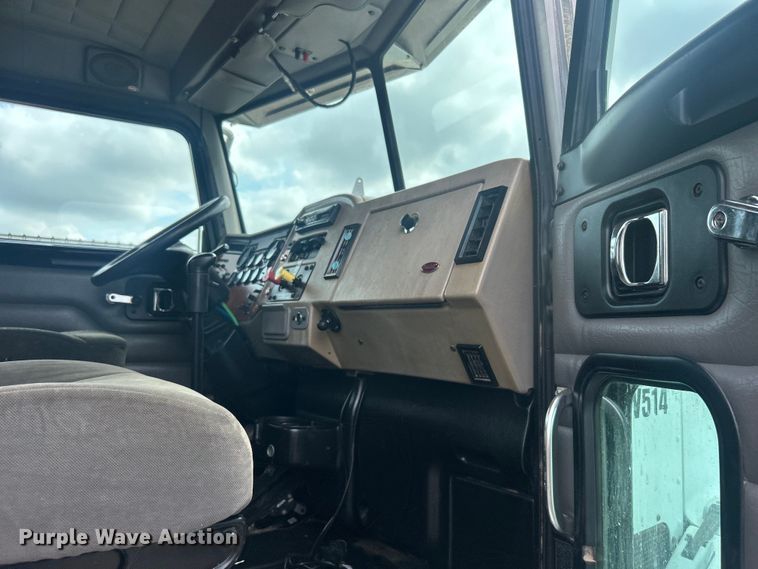 image for item EG0695 2007 Peterbilt  340 flatbed truck