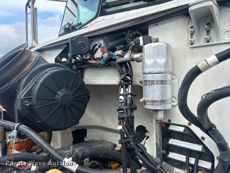 image for item EG0695 2007 Peterbilt  340 flatbed truck