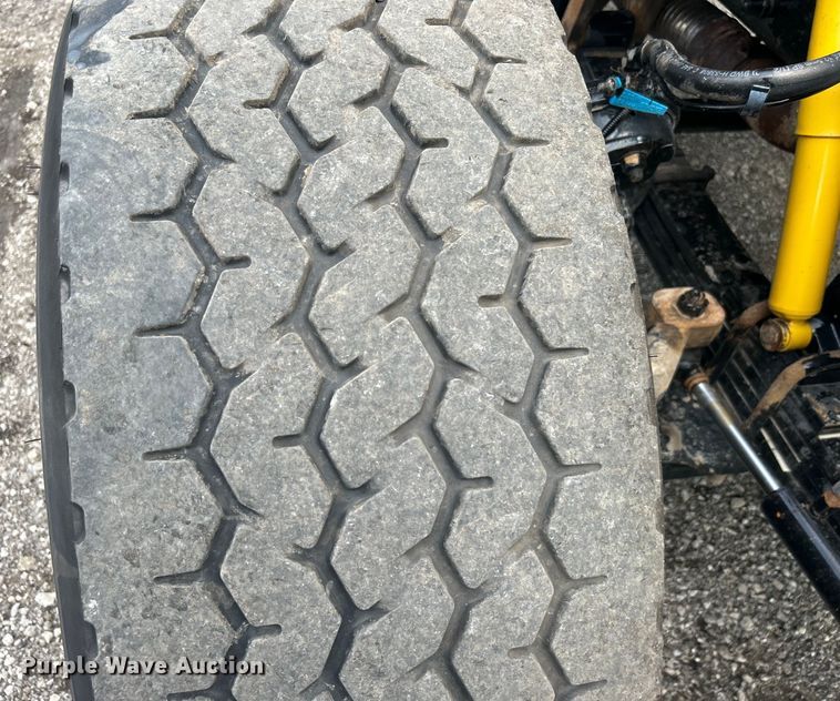 image for item EG0695 2007 Peterbilt  340 flatbed truck