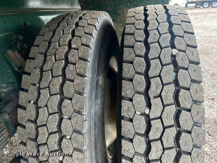 image for item EG0695 2007 Peterbilt  340 flatbed truck