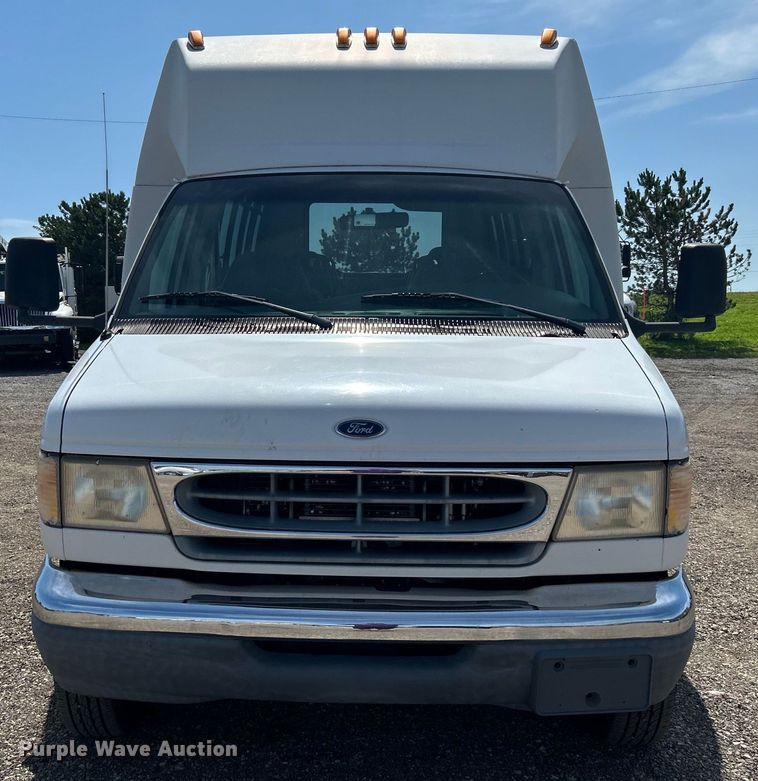 image for item EG0700 1998 Ford E450 shuttle bus