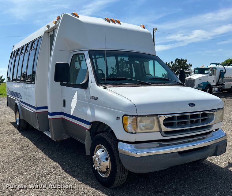image for item EG0700 1998 Ford E450 shuttle bus