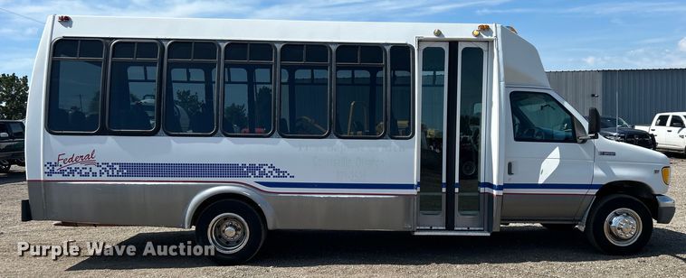 image for item EG0700 1998 Ford E450 shuttle bus