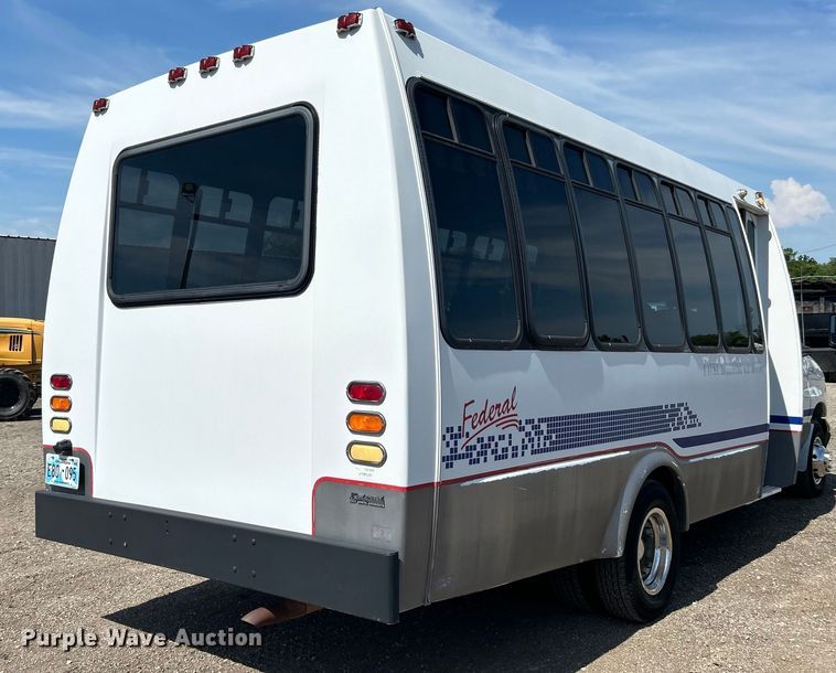 image for item EG0700 1998 Ford E450 shuttle bus